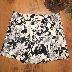 Aqua wrap skort size small black and white